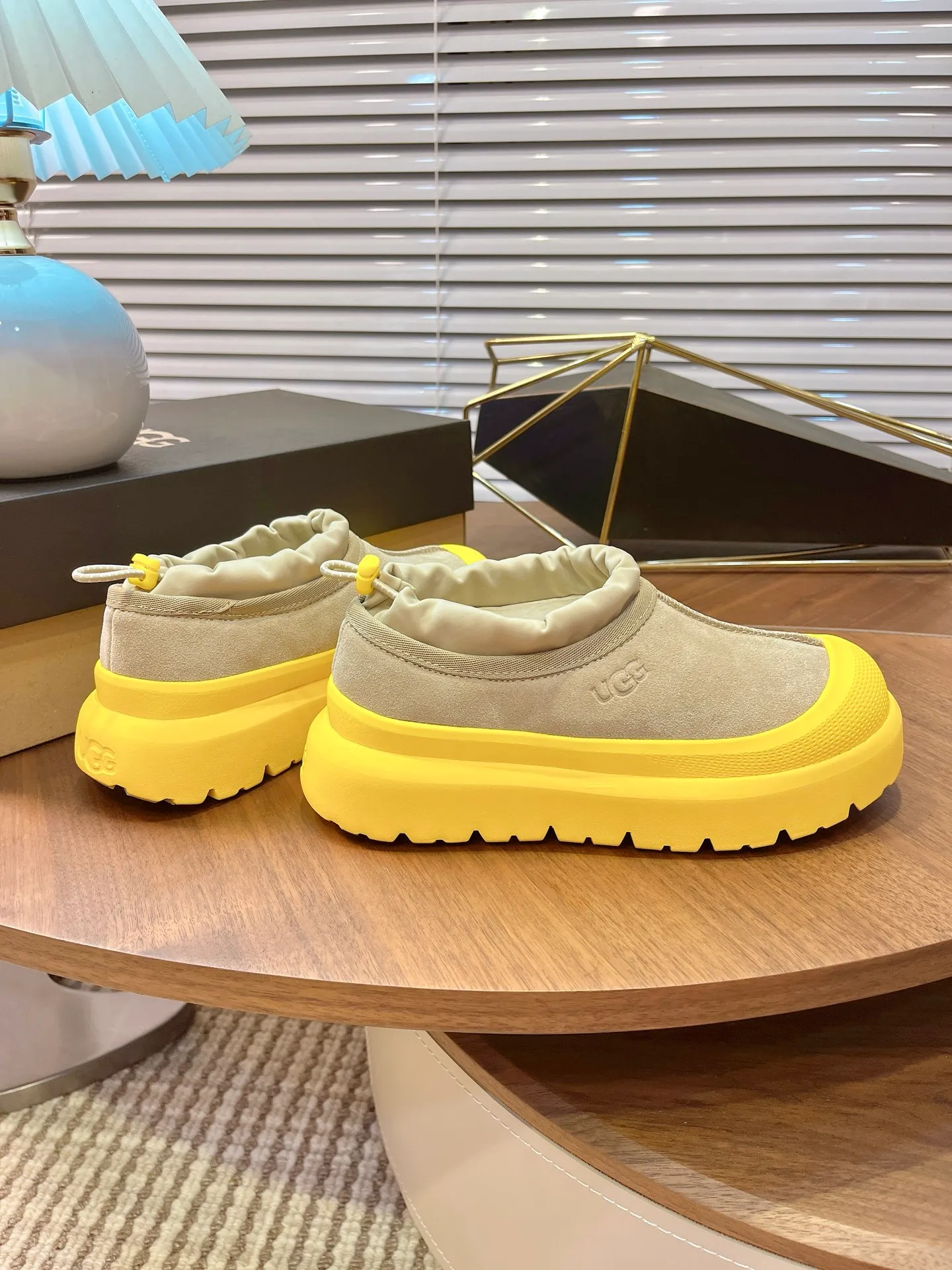[UGG] P:500💰 Couple shoes Size: 35-44 [Wang Yibo's same style] UGG2025 new winter style Tasman fashion shoes for men and women 1144096 Ugg new fur shoes for autumn and winter, snow boots, same style for men and women ~ Handsome slip-on, lazy shoes, super easy to put on and take off ~ Suede cowhide fabric ~The soles are molded from original soles, not cheap rubber foam, but made of modern material. The characteristics of this material are that it is light, wear-resistant and non-slip. The outsole has a clear logo imprint, which is comparable to that of a store~